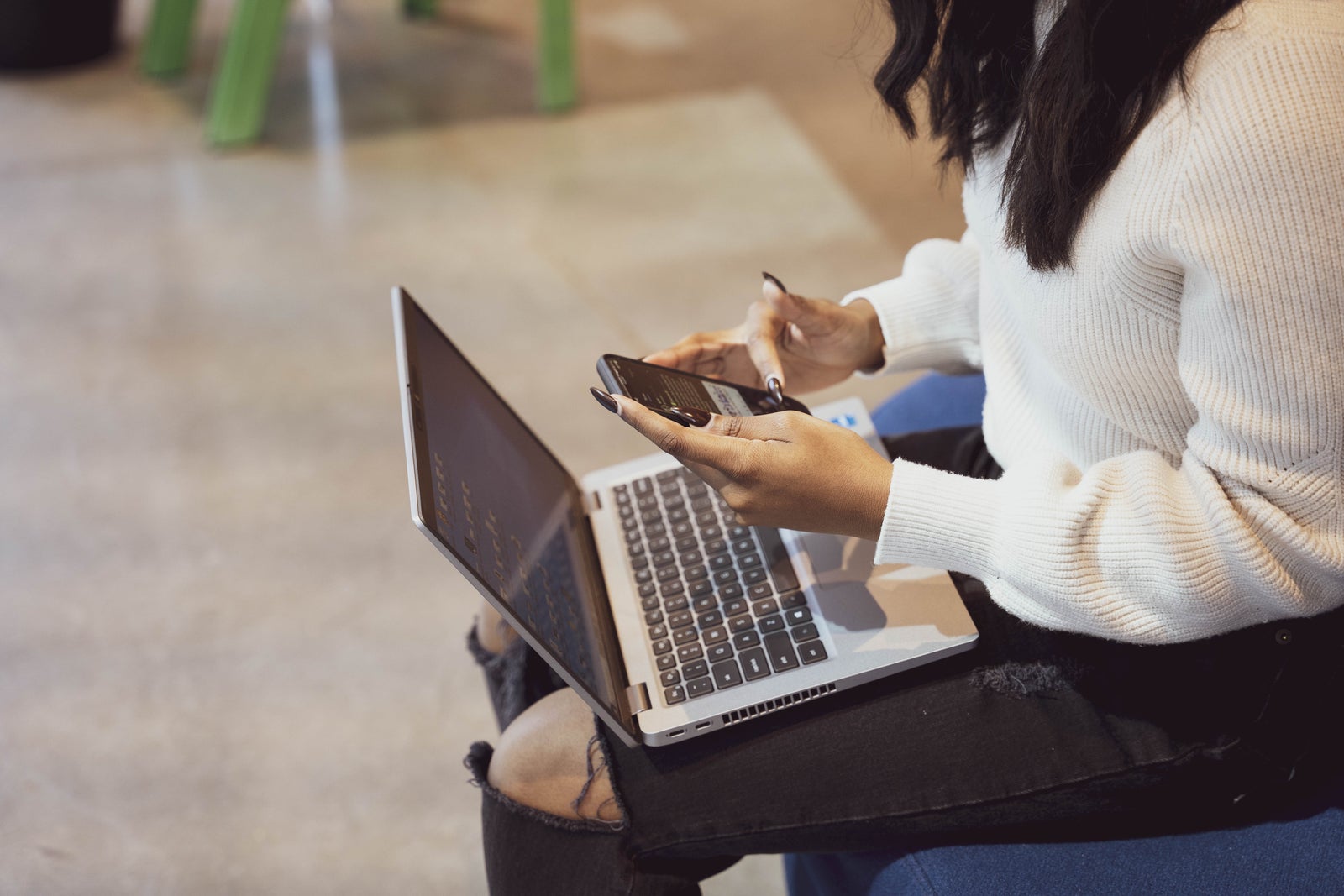 Professionnelle avec telephone et ordinateur portable au bureau