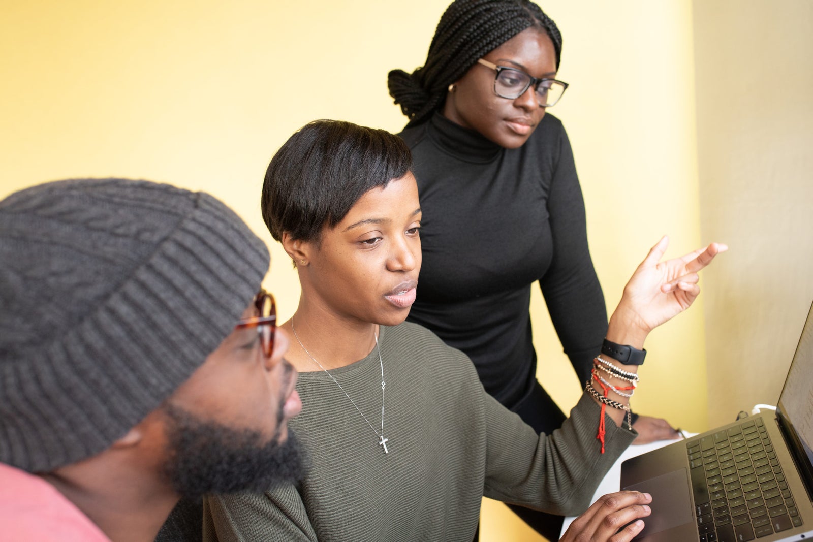 Equipe consultant un ordinateur portable
